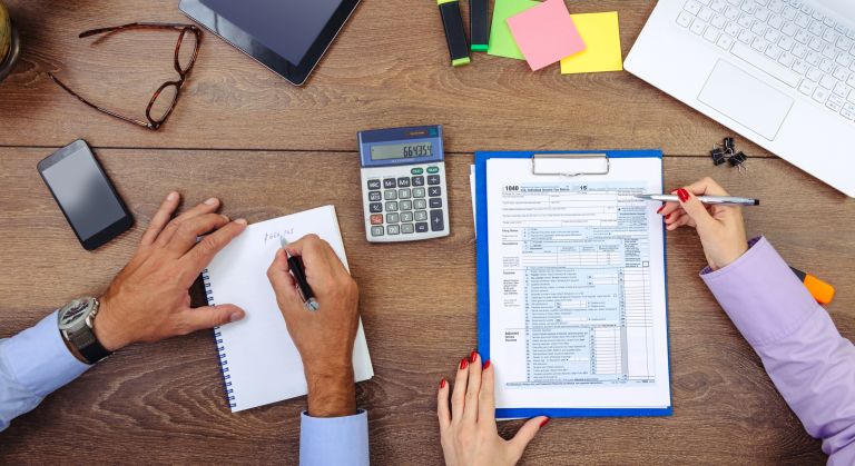 kobieta i mężczyzna pracujący z dokumentami