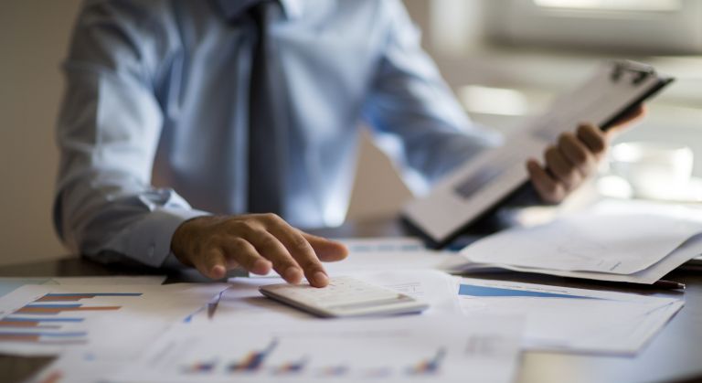 pracujący mężczyzna